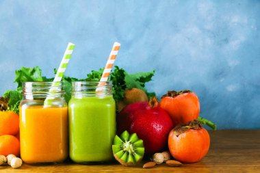 Taze meyve smoothies çeşitli renk ve tadı harmanlanmış 