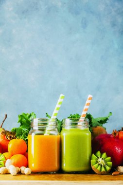 Taze meyve smoothies çeşitli renk ve tadı harmanlanmış 