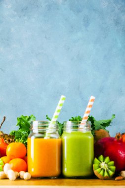 Taze meyve smoothies çeşitli renk ve tadı harmanlanmış 