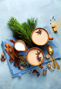 Masala çay chai latte geleneksel sıcak Hint çay töreni sw
