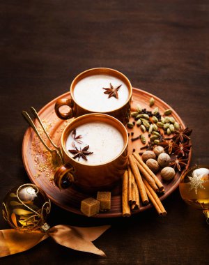 Masala çay chai latte geleneksel sıcak Hint çay töreni sw