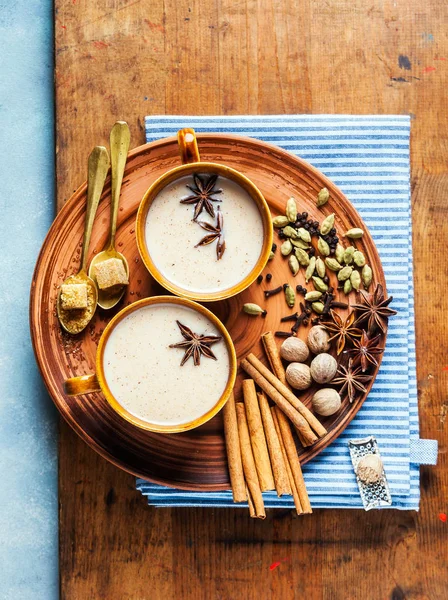 Masala Tee Chai Latte traditionelle heiße indische Teezeremonie sw — Stockfoto