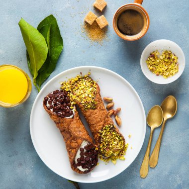 Cannoli ricotta, çikolata ve fıstık ile. İtalyan hamur işleri