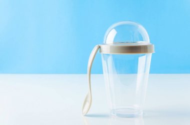 Boş tek kullanımlık plastik Milkshake bardak kapaklı. Şeffaf. Co