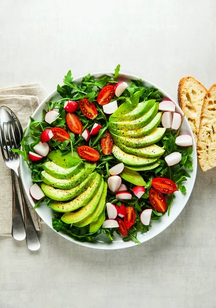 Gesunder frischer vegetarischer Salat aus Avocado, Kirschtomaten, Radi — Stockfoto