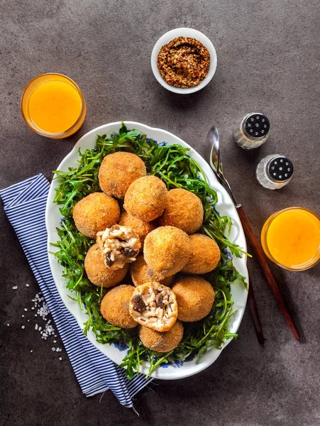 Un bocadillo italiano. Las bolitas fritas del arroz Arancini con las setas, h —  Fotos de Stock