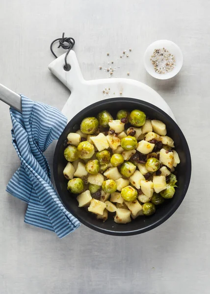 Italian gnocchi from potatoes with Brussels sprouts and walnuts — Stock Photo, Image