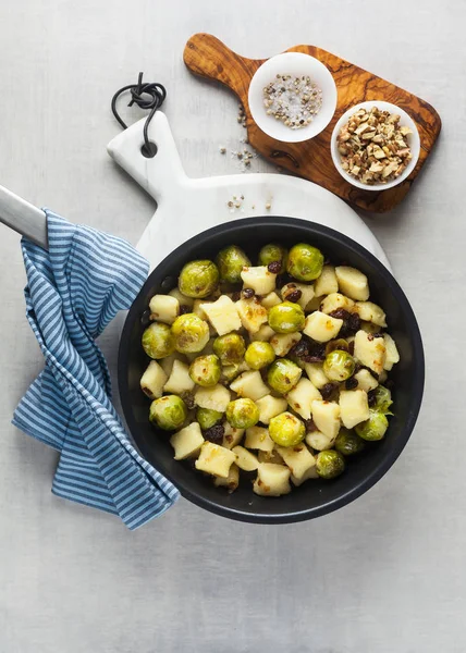 Italian gnocchi from potatoes with Brussels sprouts and walnuts — Stock Photo, Image