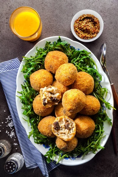 Італійські закуски. Смажені м'ячі від Аранчіні рис з грибами, СН — стокове фото