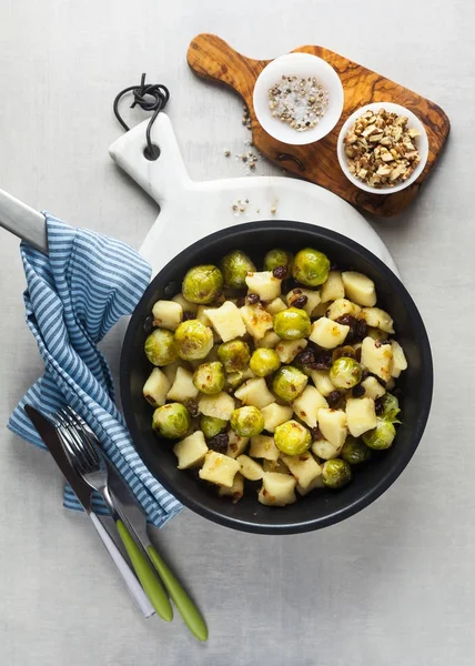 Italian gnocchi from potatoes with Brussels sprouts and walnuts — Stock Photo, Image