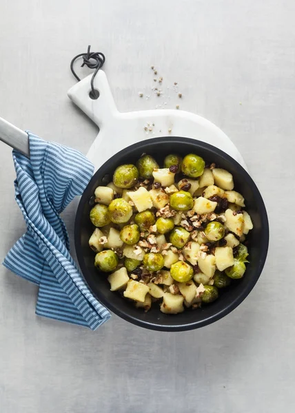 Italian gnocchi from potatoes with Brussels sprouts and walnuts — Stock Photo, Image