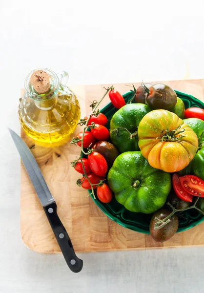 Zutaten für Salat aus verschiedenen Tomatensorten auf einem weißen — Stockfoto