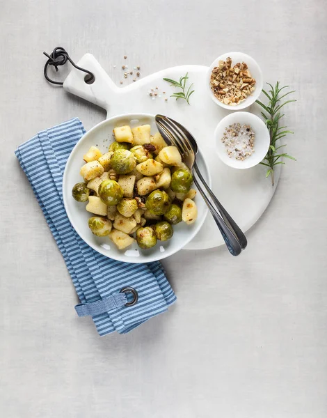 Piatto con gnocchi italiani di patate con cavoletti di Bruxelles a — Foto Stock