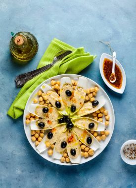 Humus, nohut ve siyah ol Belçikalı hindiba yapraklarının