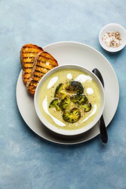 Brokoli peynir çorbası ve ekşi krema ile taze kızarmış ekmek ve