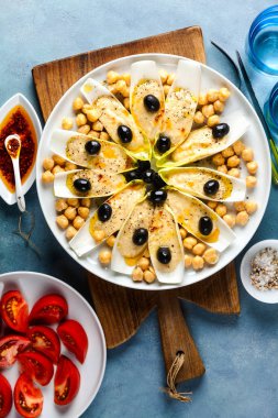 Humus, nohut ve siyah ol Belçikalı hindiba yapraklarının