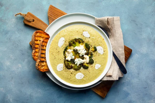 Brokkoli-sajt leves és friss sült kenyér tejföllel és — Stock Fotó