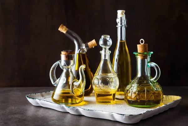 Verschiedene Formen, Typen und Größen von Cruets mit Olivenöl auf der — Stockfoto