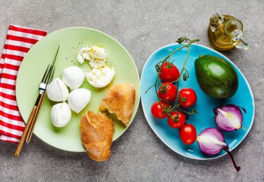 avokado, domates ve mozzarella salatası için taze malzemeler 