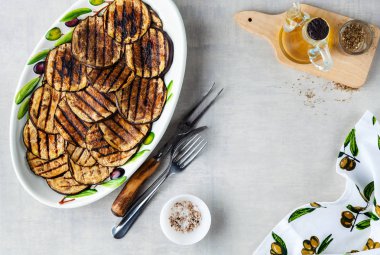 Zeytinyağı bir beyaz taş tablo ile terbiyeli ızgara patlıcan