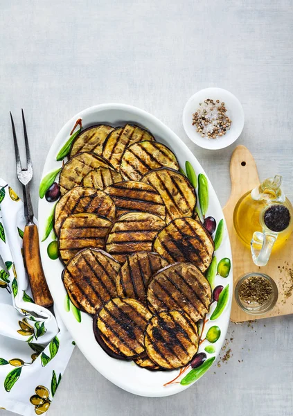 Zeytinyağı bir beyaz taş tablo ile terbiyeli ızgara patlıcan