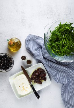 beyaz peynir ve roka bir wh üzerinde salata için taze malzemeler