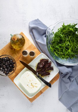 beyaz peynir ve roka bir wh üzerinde salata için taze malzemeler