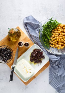 taze malzemelerle salata beyaz peynir, nohut ve arugu için