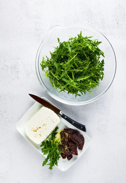 beyaz peynir ve roka bir wh üzerinde salata için taze malzemeler