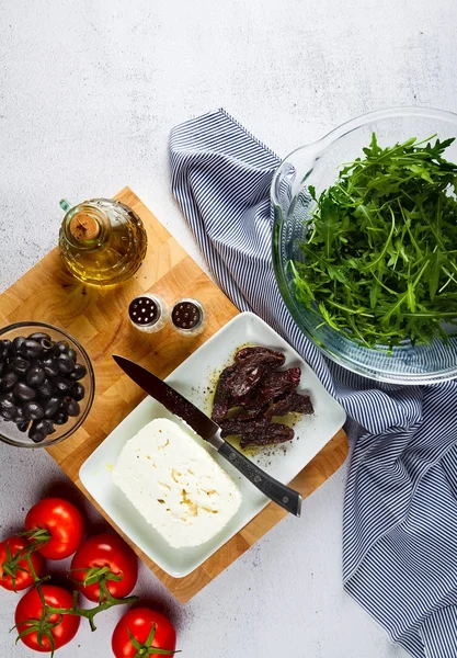Свіжі інгредієнти для салату з сиру фета і руколи на — стокове фото