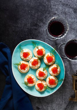 meze kırmızı havyar ve peynir ile mavi bir plaka üzerine dereotu 