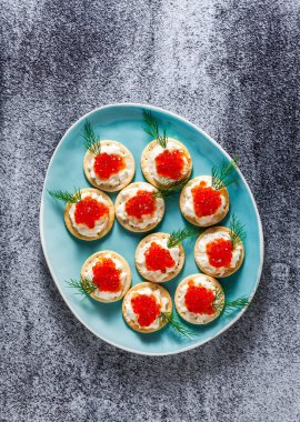 meze kırmızı havyar ve peynir ile mavi bir plaka üzerine dereotu 