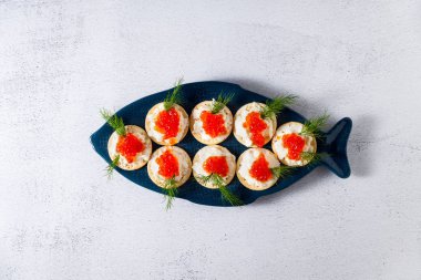 Balık beyaz taş zemin üzerine şeklinde bir tabağa