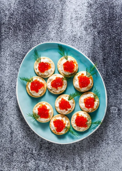 meze kırmızı havyar ve peynir ile mavi bir plaka üzerine dereotu 