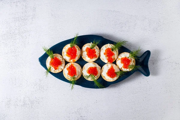 Balık beyaz taş zemin üzerine şeklinde bir tabağa