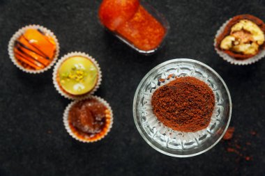 Siyah bir taş zemin üzerine İtalyan Napoliten tatlılar