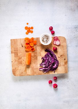 bir kesme tahtası üzerinde lahana mor ve Şef bıçak. kesme vegeta