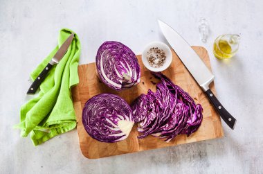 bir kesme tahtası üzerinde lahana mor ve Şef bıçak. kesme vegeta