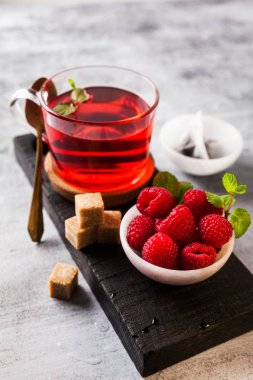 taş bir tabloda şeffaf Kupası'nda sıcak Ahududu Çay. Taze ber