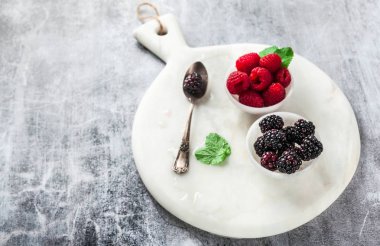 taze yaz meyveleri Ahududu ve böğürtlen nane ile üzerinde bir