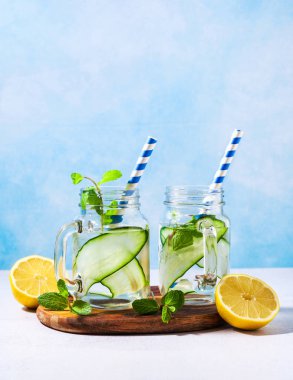 Soğuk ve infüzyon Detoks serinletici su kireç ve salatalık ile ben