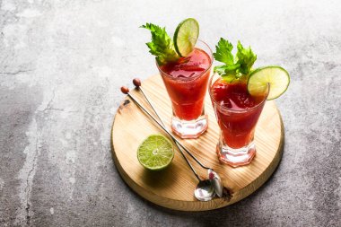 Kokteyl Bloody Mary taş bir tabloda bardaklarda buzlu