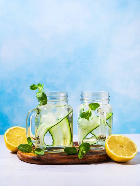 Kalla och uppfriskande infunderas detox vatten med lime och gurka jag — Stockfoto