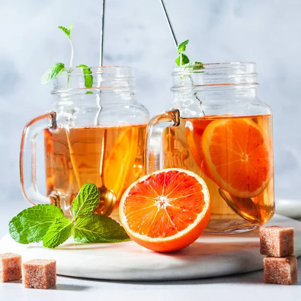 Es teh tradisional Es teh tradisional dengan jeruk dan mint a — Stok Foto