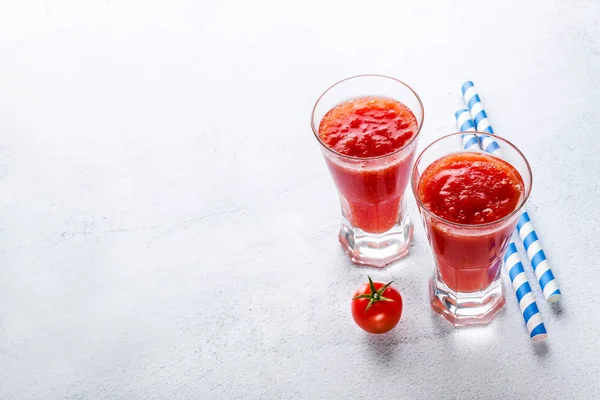 Recentemente espremer dois copos de suco de tomate recentemente espremido em um — Fotografia de Stock