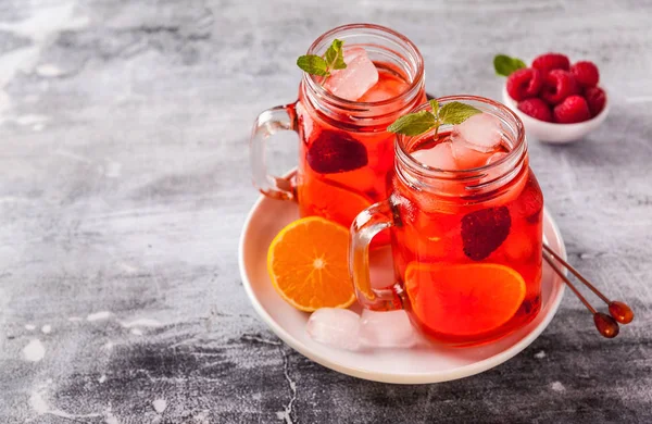 Bebida refrescante de verão com gelo e bagas maduras frescas. framboesas — Fotografia de Stock