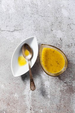 zeytinyağı ve limonlu salata için bir servis tabağı giyinme bir