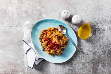 salata quinoa, tatlı patates ya da kabak, soğan ve klasik