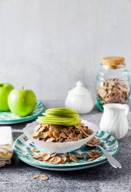 Buğday kepeği kahvaltılık gevrek bir cam kase sütlü. ve bir gr