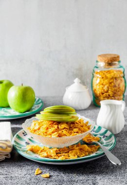 Cornflake tahıl süt ve bir yeşil elma, hızlı bir kase 